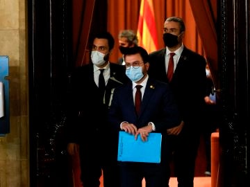 El vicepresidente de la Generalitat, Pere Aragonés, el presidente del Parlament, Roger Torrent, y el conseller de Exteriores, Bernat Solé.