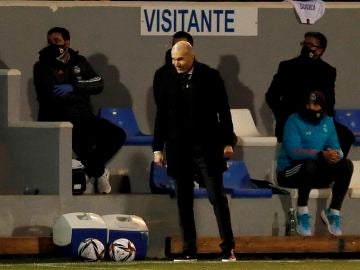 Zidane sonríe en la banda del estadio El Collao, en Alcoy