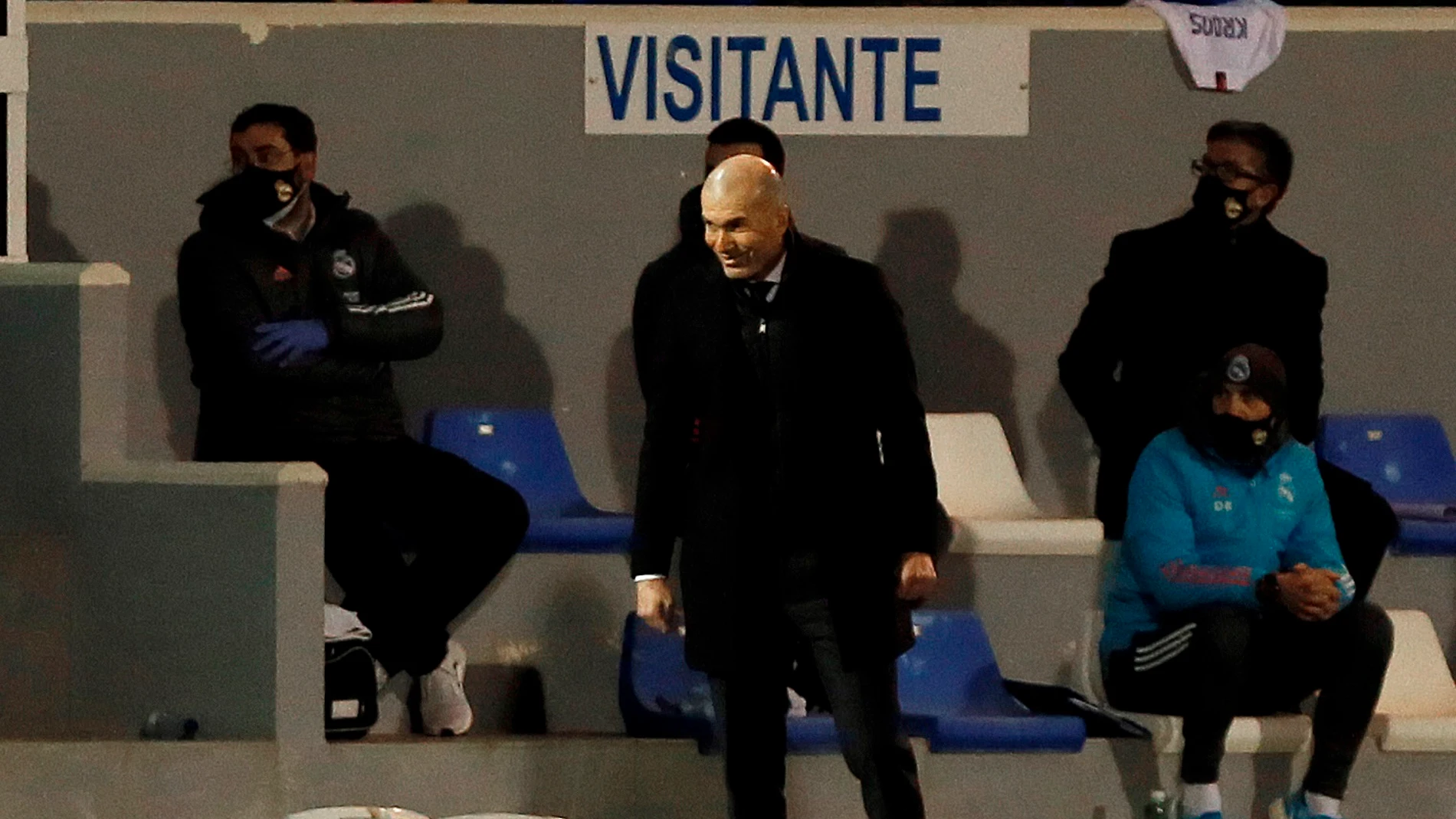 Zidane sonríe en la banda del estadio El Collao, en Alcoy Zidane sonríe en la banda del estadio El Collao, en Alcoy