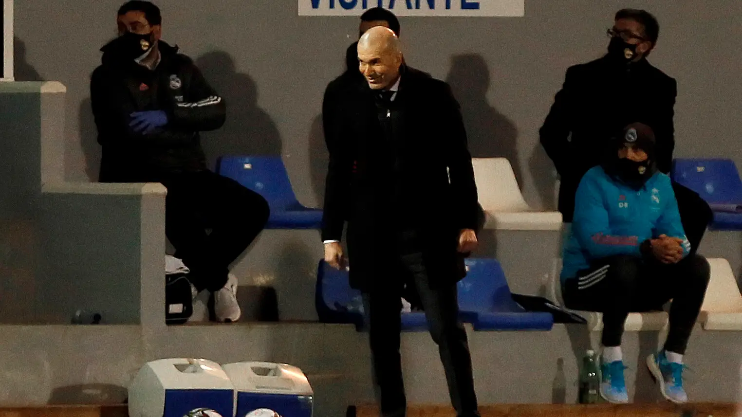Zidane sonr&iacute;e en la banda del estadio El Collao, en Alcoy