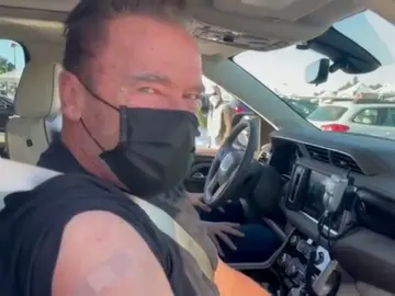 Arnold Schwarzenegger se vacuna contra el coronavirus Arnold Schwarzenegger se vacuna contra el coronavirus