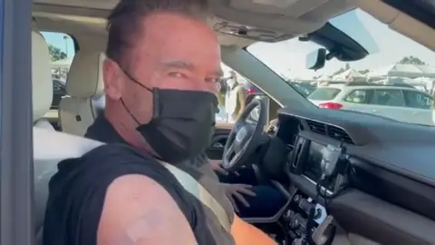 Arnold Schwarzenegger se vacuna contra el coronavirus Arnold Schwarzenegger se vacuna contra el coronavirus