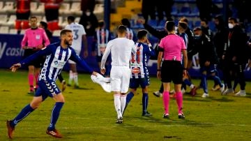 El defensa del Alcoyano, Raúl, celebra su pase a los octavos de la Copa del Rey tras derrotar el Real Madrid