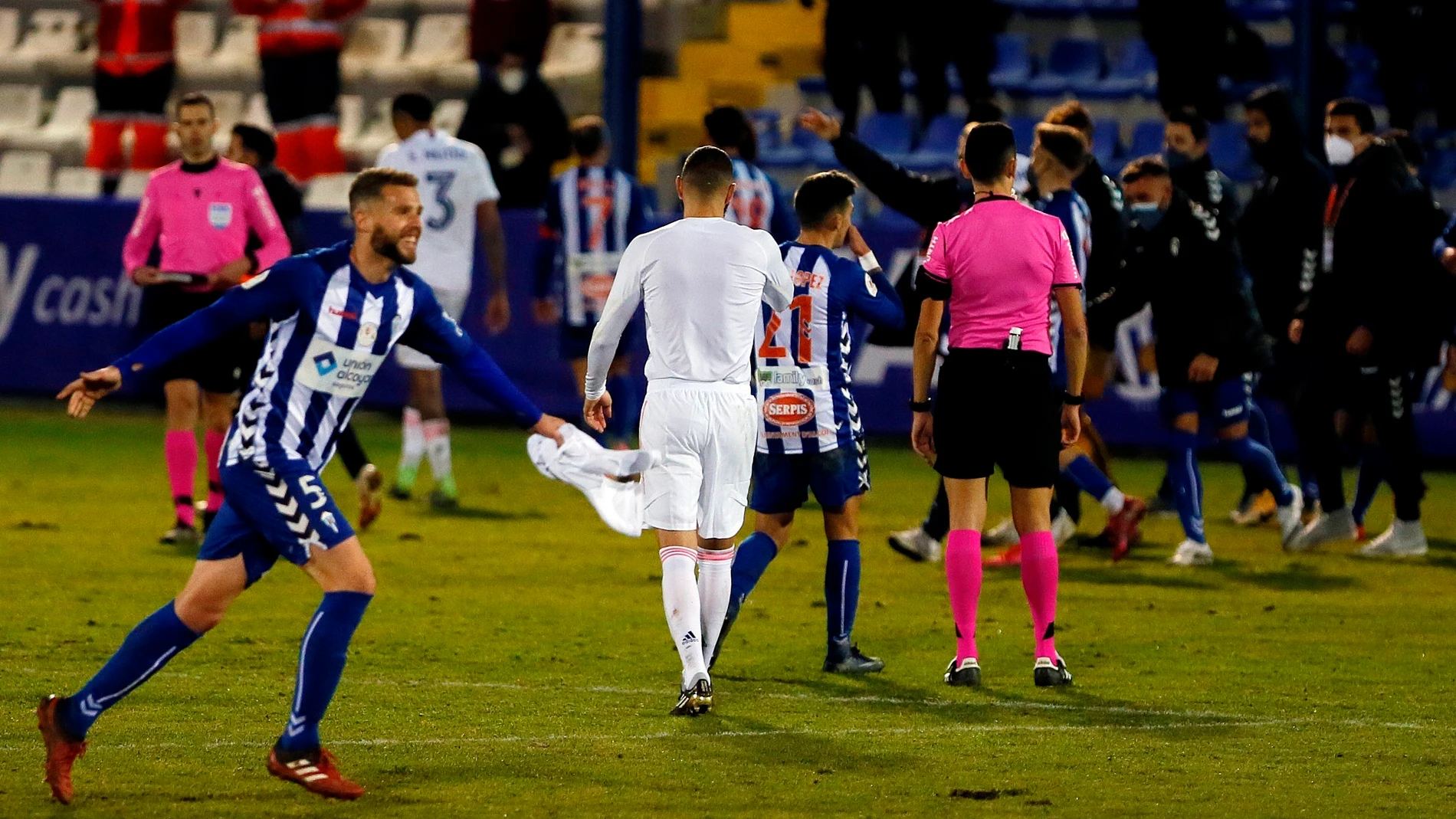 El defensa del Alcoyano, Raúl, celebra su pase a los octavos de la Copa del Rey tras derrotar el Real Madrid El defensa del Alcoyano, Raúl, celebra su pase a los octavos de la Copa del Rey tras derrotar el Real Madrid