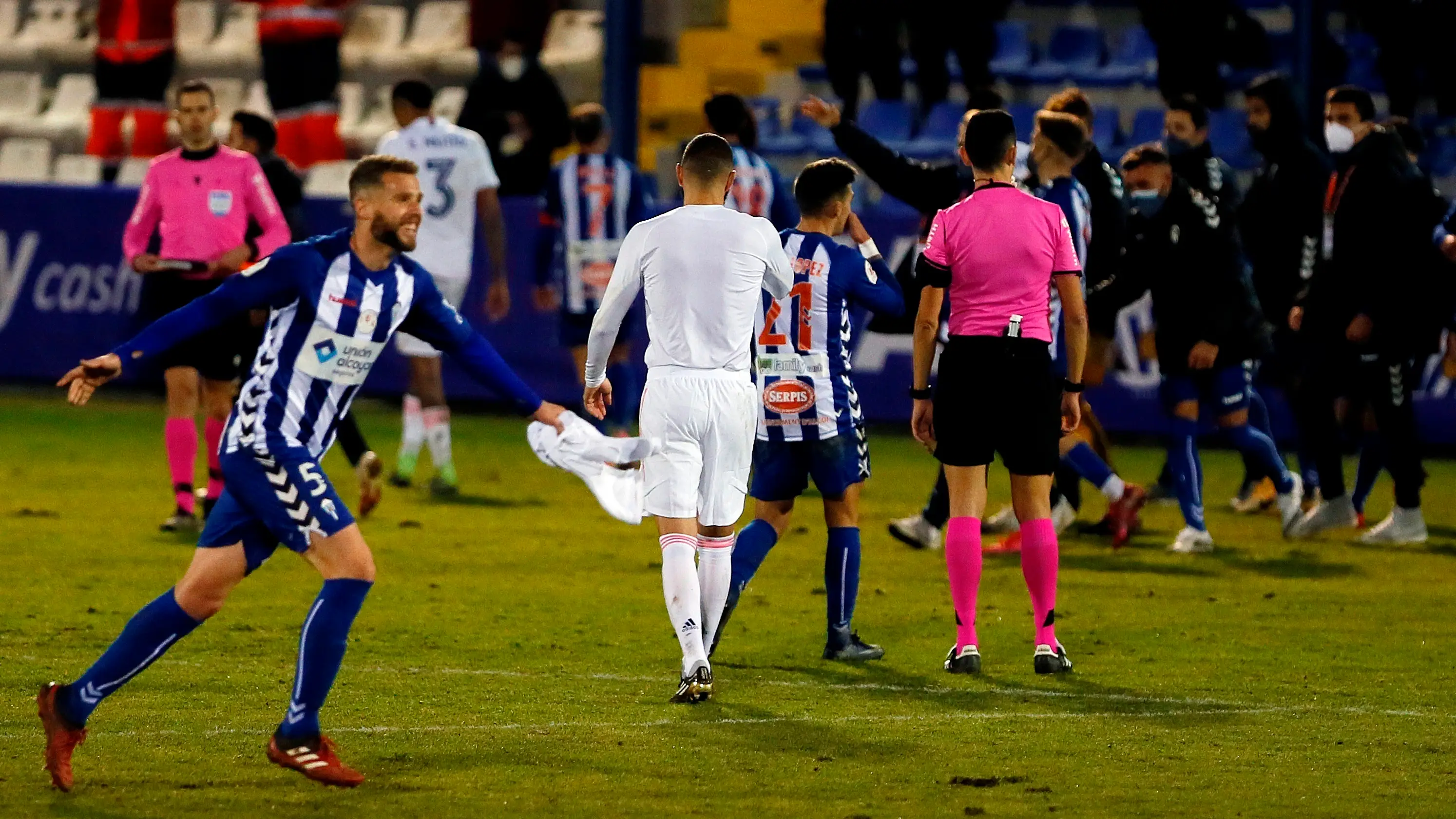 El defensa del Alcoyano, Raúl, celebra su pase a los octavos de la Copa del Rey tras derrotar el Real Madrid El defensa del Alcoyano, Raúl, celebra su pase a los octavos de la Copa del Rey tras derrotar el Real Madrid