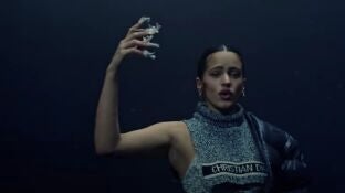 Rosal&iacute;a en el nuevo videoclip