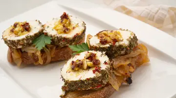 El picoteo “muy bien apañado” de Karlos Arguiñano: bocados de queso con cebolla caramelizada