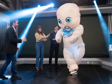 El Monaguillo sorprende a todos disfrazado de bebé al más puro estilo 'Mask Singer' El Monaguillo sorprende a todos disfrazado de bebé al más puro estilo 'Mask Singer'