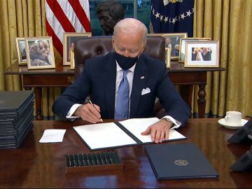 Joe Biden firma 15 decretos para revertir las políticas de Donald Trump