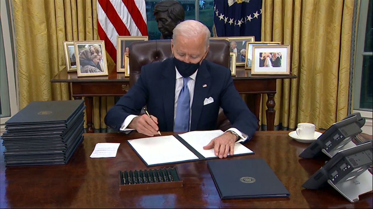 Joe Biden estrena su presidencia con la firma 15 decretos para revertir las políticas de Donald Trump