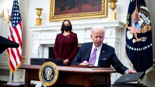 El presidente Joe Biden firma una orden ejecutiva despu&eacute;s de hablar durante un evento sobre la respuesta Covid-19 de su administraci&oacute;n