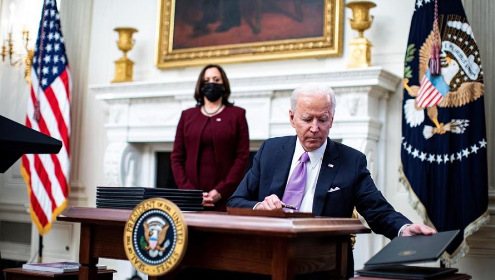 El presidente Joe Biden firma una orden ejecutiva después de hablar durante un evento sobre la respuesta Covid-19 de su administración