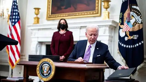 El presidente Joe Biden firma una orden ejecutiva después de hablar durante un evento sobre la respuesta Covid-19 de su administración El presidente Joe Biden firma una orden ejecutiva después de hablar durante un evento sobre la respuesta Covid-19 de su administración