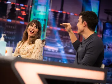 Verónica Echegui canta una ranchera en directo y Álex González imita... ¡a David Bisbal! Verónica Echegui canta una ranchera en directo y Álex González imita... ¡a David Bisbal!