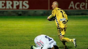 José Juan, portero del Alcoyano, en acción ante el Real Madrid