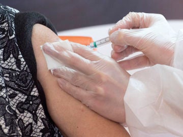 Una mujer recibiendo una vacuna contra la Covid-19