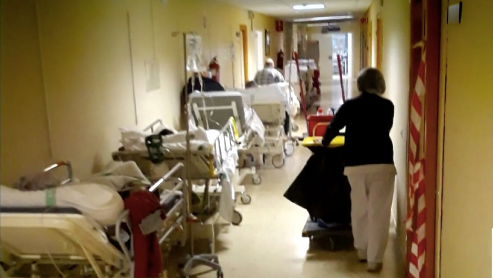 Las imágenes de las urgencias del hospital de Toledo con camas en los pasillos evidencian el colapso por el coronavirus 