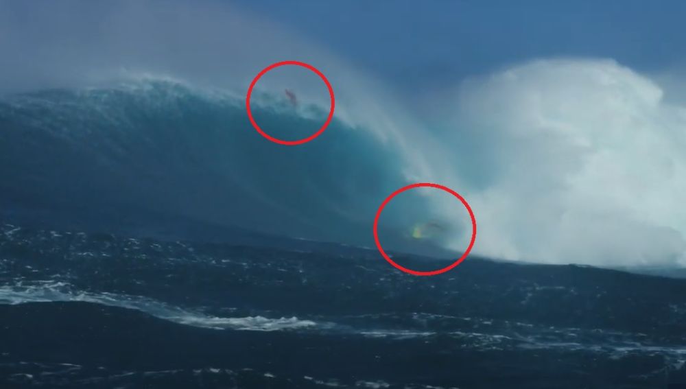 Dos surfistas engullidos por una ola gigante en Jaws