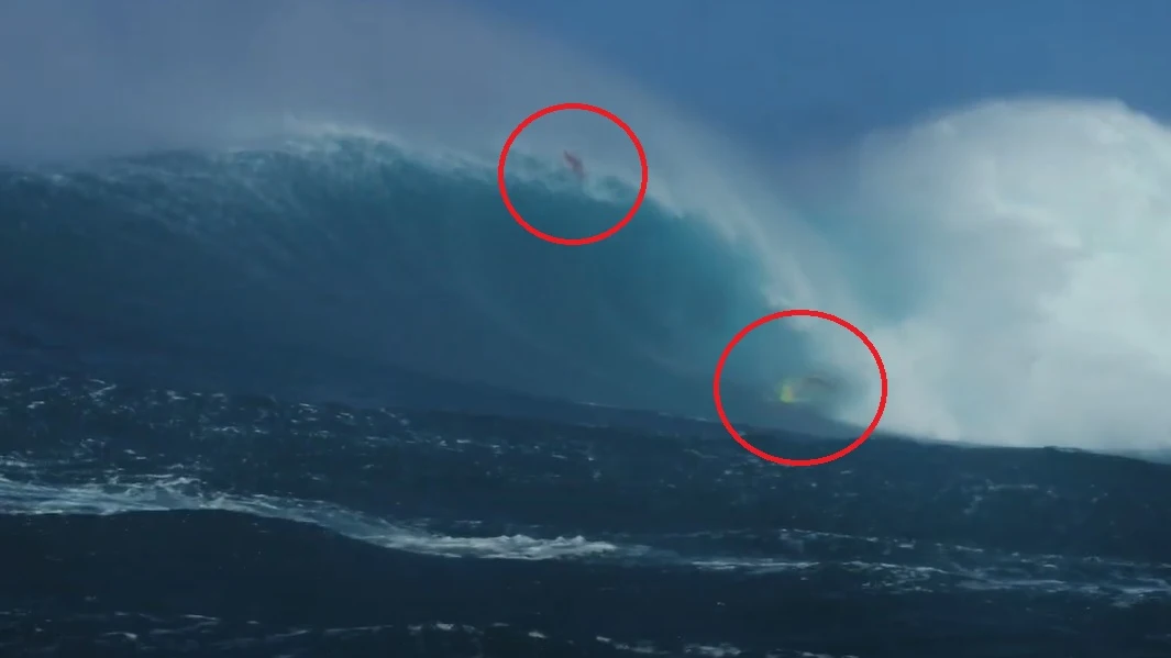 Dos surfistas engullidos por una ola gigante en Jaws Dos surfistas engullidos por una ola gigante en Jaws