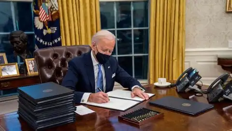 Joe Biden llama por teléfono a una mujer desempleada de California Joe Biden llama por teléfono a una mujer desempleada de California que le escribió una carta