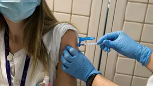 Una sanitaria recibe una dosis de la vacuna ¿Cuántas vacunas contras el coronavirus se han puesto en cada comunidad autónoma?