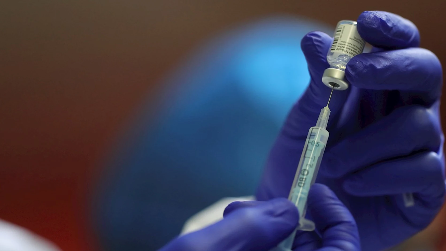 Un sanitario prepara la dosis de la vacuna contra la covid-19 Un sanitario prepara la dosis de la vacuna contra la covid-19