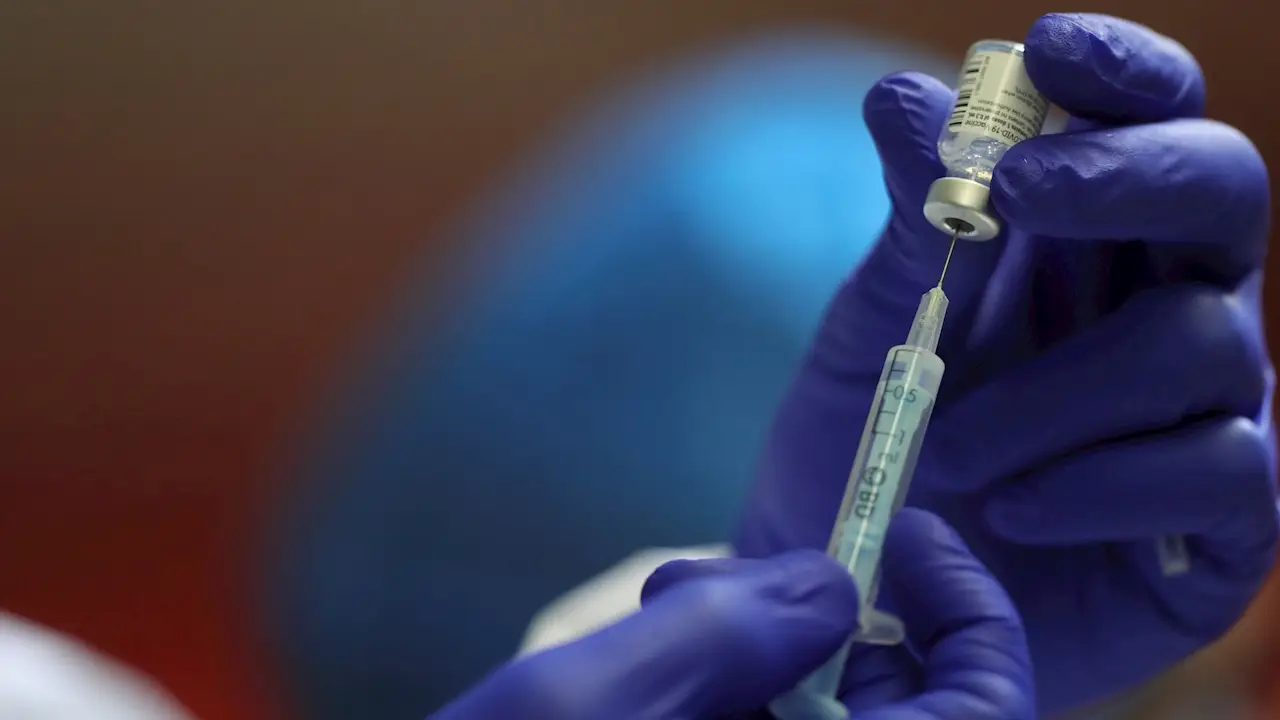 Un sanitario prepara la dosis de la vacuna contra la covid-19 Un sanitario prepara una dosis de la vacuna contra la covid-19