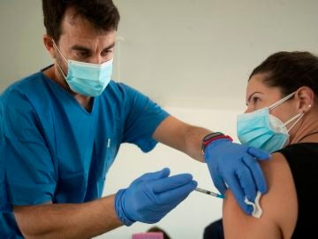 Estar vacunado contra la Covid-19, un plus o un requisito a la hora de encontrar trabajo