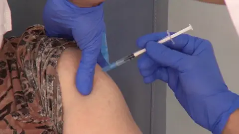 En Castilla y León entre el 10 y el 12 % del personal de las residencias de mayores rechazan vacunarse contra el coronavirus En Castilla y León entre el 10 y el 12 % del personal de las residencias de mayores rechazan vacunarse contra el coronavirus