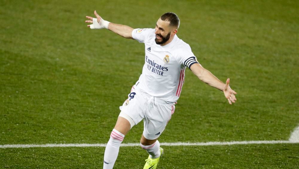 Benzema celebra un gol contra el Alavés