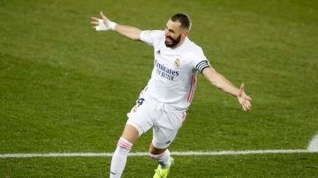 Benzema celebra un gol contra el Alavés