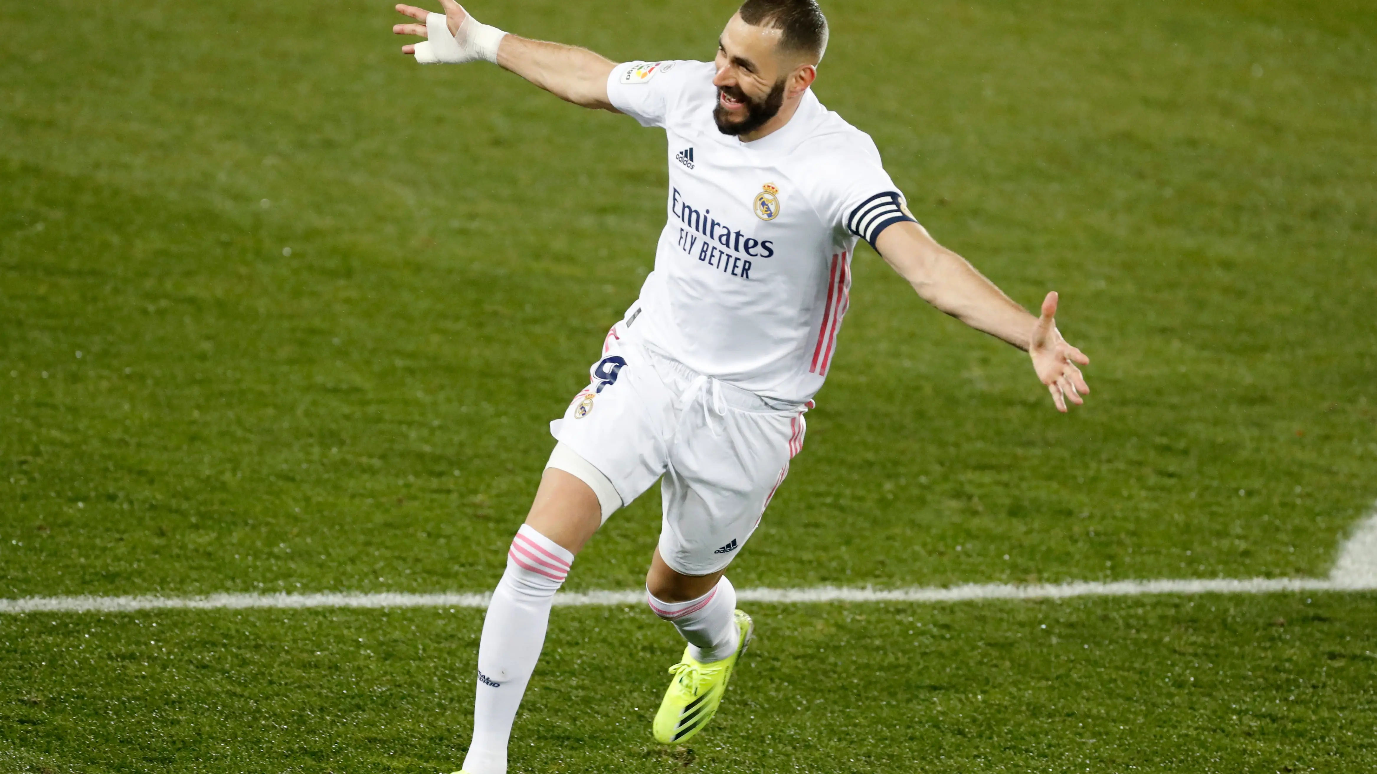 Benzema celebra un gol contra el Alav&eacute;s