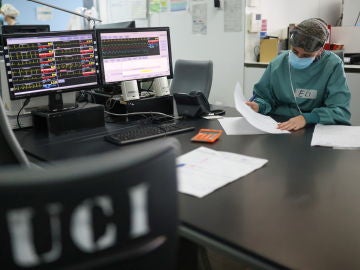 Una profesional sanitaria trabaja en la unidad UCI del Hospital de Sant Pau