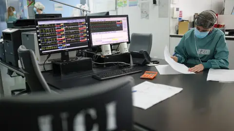 Una profesional sanitaria trabaja en la unidad UCI del Hospital de Sant Pau Una profesional sanitaria trabaja en la unidad UCI del Hospital de Sant Pau