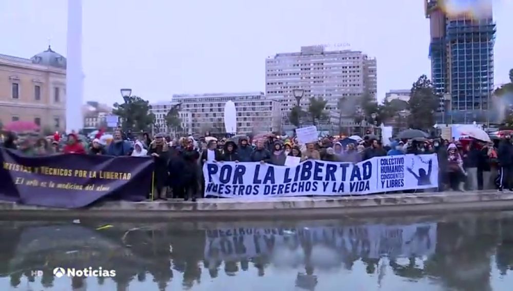 Centenares de negacionistas marchan por Madrid al grito de "Illa, Illa, Illa, fuera mascarillas"