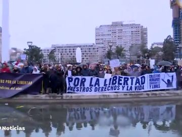 Centenares de negacionistas marchan por Madrid al grito de "Illa, Illa, Illa, fuera mascarillas"