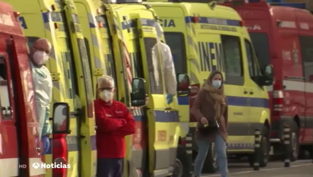 Una cola de ambulancias espera a las puertas de un hospital a que queden camas libres