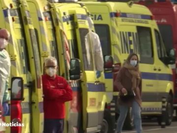 Una cola de ambulancias espera a las puertas de un hospital a que queden camas libres