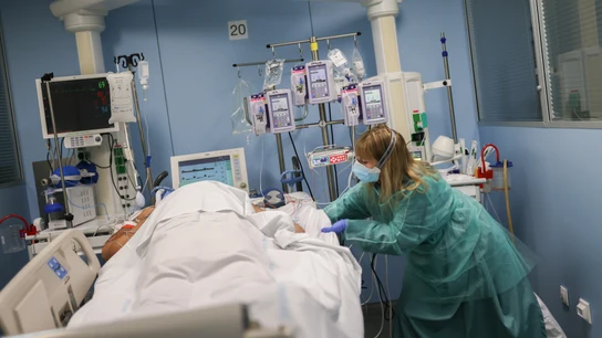 Una sanitaria trabaja en la UCI del Hospital de Sant Pau Una sanitaria trabaja en la UCI del Hospital de Sant Pau