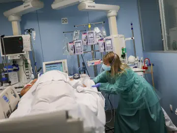 Una sanitaria trabaja en la UCI del Hospital de Sant Pau Una sanitaria trabaja en la UCI del Hospital de Sant Pau