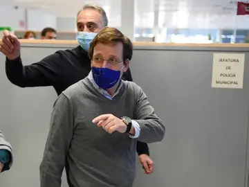 Almeida ve "muy lógico" que el Gobierno y el JEMAD se vacunen: "España no puede quedar descabezada en un momento crucial" Almeida ve "muy lógico" que el Gobierno y el JEMAD se vacunen: "España no puede quedar descabezada en un momento crucial"