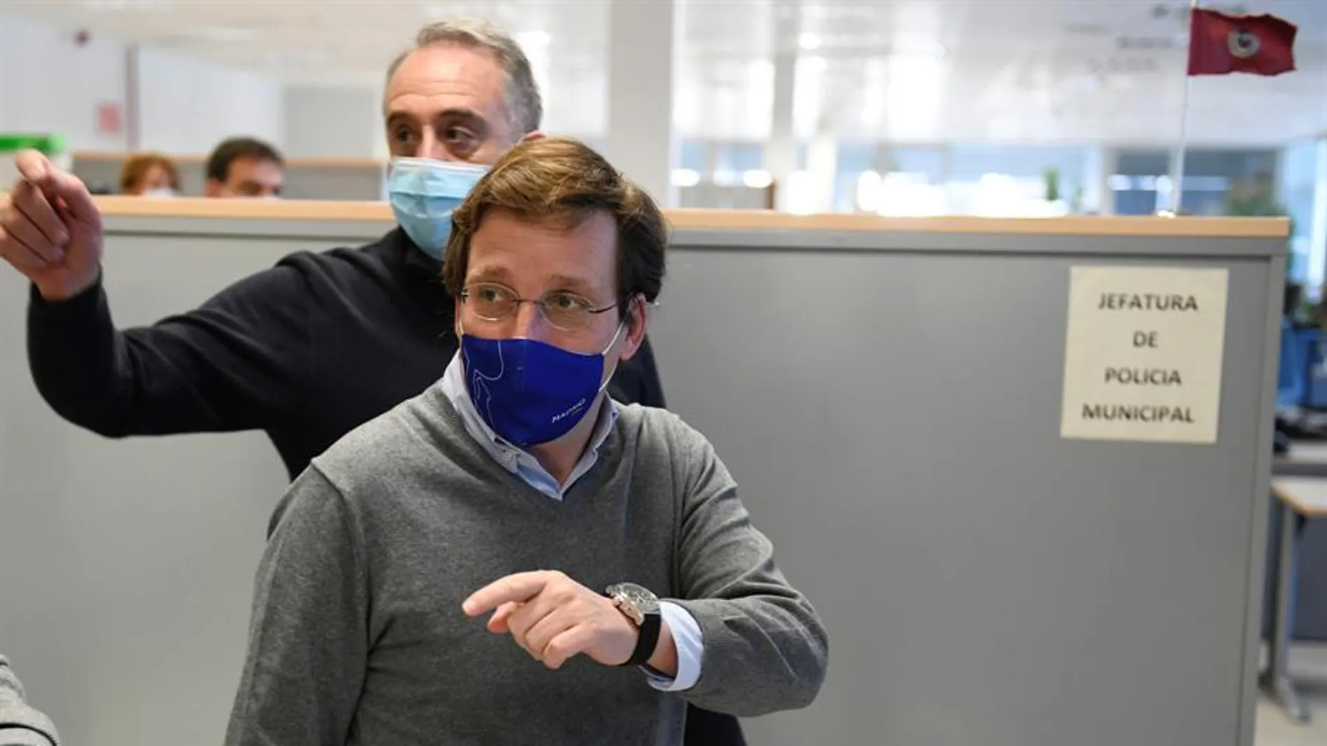 Almeida ve "muy lógico" que el Gobierno y el JEMAD se vacunen: "España no puede quedar descabezada en un momento crucial" Almeida ve "muy lógico" que el Gobierno y el JEMAD se vacunen: "España no puede quedar descabezada en un momento crucial"