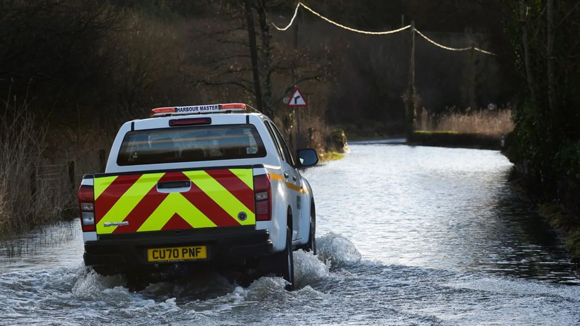 Una furgoneta pasa por una carretera inglesa Una furgoneta pasa por una carretera inglesa