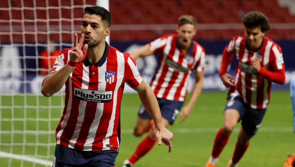 Luis Suárez celebra su gol ante el Valencia