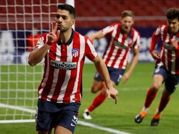 Luis Suárez celebra su gol ante el Valencia