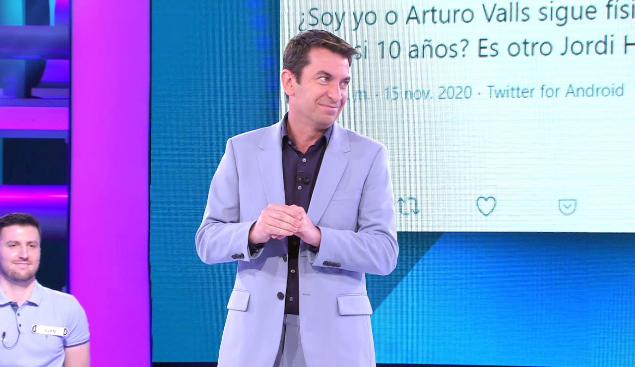 La reacción de Arturo Valls a un tuit que le compara con otro presentador La reacción de Arturo Valls a un tuit que le compara con otro presentador