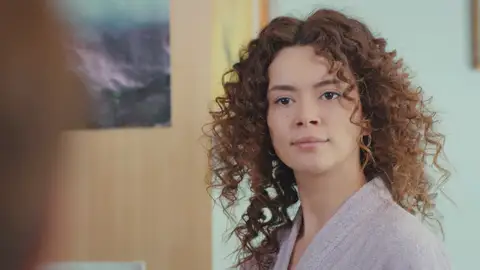 Sirin se venga de Hatice revelando a Enver su gran traición Sirin se venga de Hatice revelando a Enver su gran traición