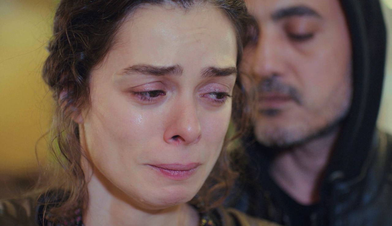 Avance de ‘Mujer’: Bahar, desengañada por Sarp, implora la libertad de Nisan y Doruk