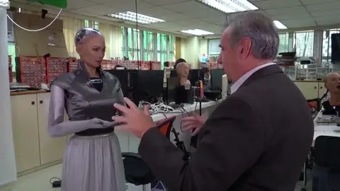 Sophia, el robot 'social' que ayudará contra la pandemia cuidando a ancianos y enfermos de coronavirus Sophia, el robot 'social' que ayudará contra la pandemia cuidando a ancianos y enfermos de coronavirus