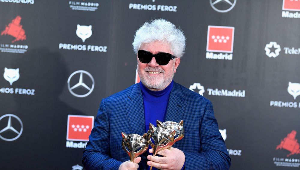 El director Pedro Almodóvar posa con sus premios en el photocall de la gala de los Premios Feroz 2020